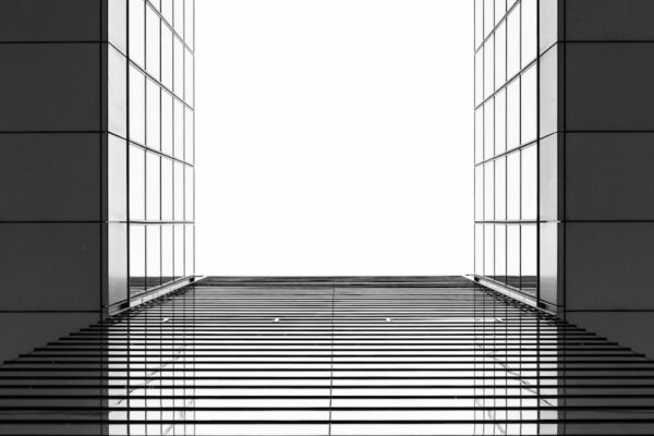 Innovaciones en arquitectura geométrica: diseño y funcionalidad en edificación gray and black building mirror