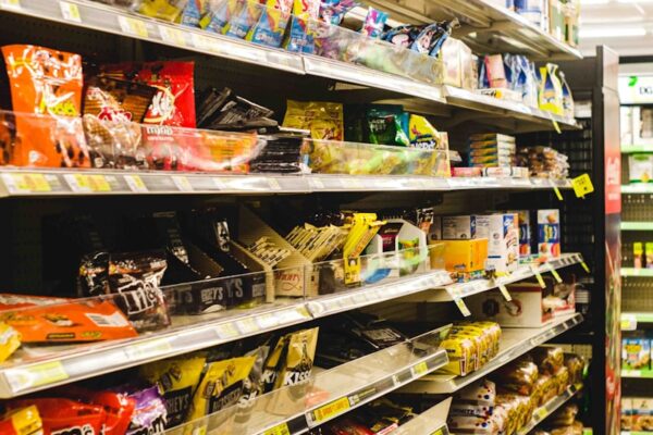 Arquitectura supermercados: diseño eficiente para el retail moderno a grocery store filled with lots of food