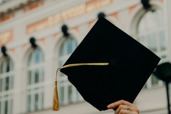 Carrera de arquitectura en España: oportunidades y desafíos actuales person holding black academic hat