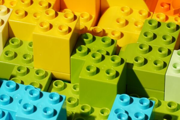Juegos de arquitectura: herramientas creativas para estudiantes y profesionales a close up of many different colored legos
